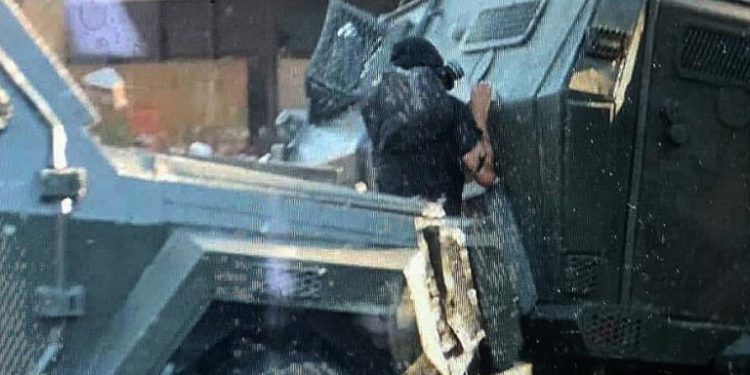 Alldaynews.gr Bίντεο – σοκ: Αστυνομικές αύρες συνθλίβουν 20χρονο διαδηλωτή (Πολύ σκληρές εικόνες)