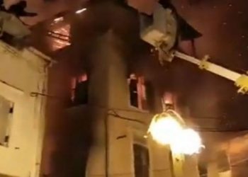 Κέρκυρα – Συγκλονίζει η μητέρα που έπεσε από το φλεγόμενο μπαλκόνι με το παιδί της