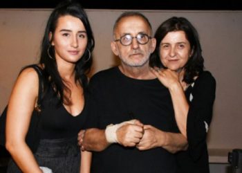 Κηδεία Μικρούτσικου: Η μικρή του κόρη «ράγισε καρδιές» στον επικήδειο που εκφώνησε[video]