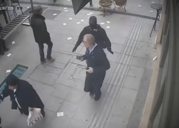 VIDEO: Κουκουλοφόρος επιτίθεται σε πολίτη και τρέχει όταν εμφανίζονται αστυνομικοί