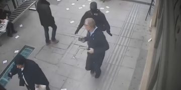 Alldaynews.gr VIDEO: Κουκουλοφόρος επιτίθεται σε πολίτη και τρέχει όταν εμφανίζονται αστυνομικοί