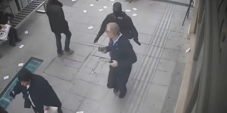 Alldaynews.gr VIDEO: Κουκουλοφόρος επιτίθεται σε πολίτη και τρέχει όταν εμφανίζονται αστυνομικοί