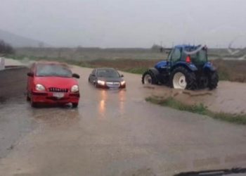 Αγιά Λάρισας: Πλημμύρισαν τα παράλια – Αποκλείστηκαν οι κάτοικοι (vid)