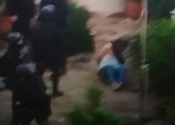 Η ελληνική αστυνομία έφερε το …Γκουαντάναμο – Βαριές καταγγελίες για πρωτοφανή βία κατά κατοίκων (pics, video)