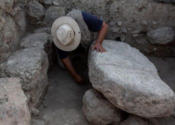 Συγκλονιστική ανακάλυψη στο Ισραήλ: Βρέθηκε η πέτρα που κρατούσε την Κιβωτό με τις Δέκα Εντολές (pics)