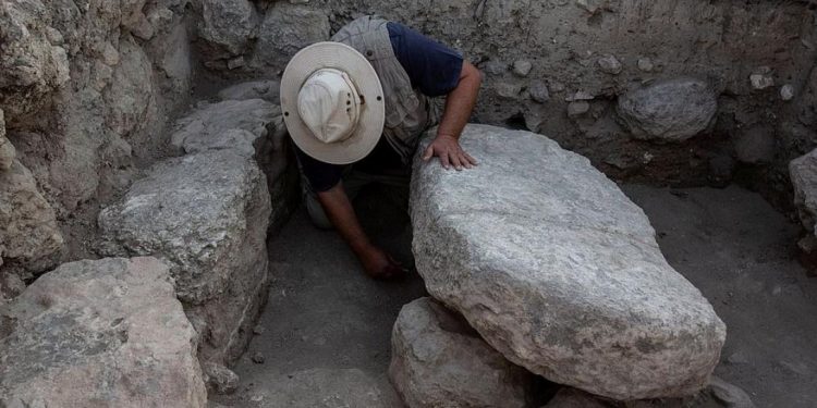 Συγκλονιστική ανακάλυψη στο Ισραήλ: Βρέθηκε η πέτρα που κρατούσε την Κιβωτό με τις Δέκα Εντολές (pics)