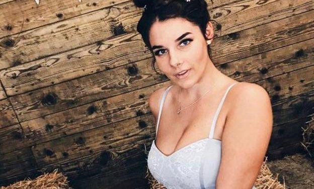 Alldaynews.gr Παραιτήθηκε από τη δουλειά της και πουλάει αισθησιακές φωτογραφίες της στο ίντερνετ και έχει γίνει ζάμπλουτη (pics)