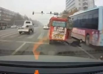 Παιδάκι ανοίγει την πόρτα του αυτοκινήτου και εν κινήσει πέφτει στο δρόμο δίπλα από τις ρόδες λεωφορείου (pics)