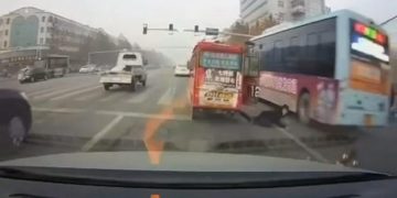 Παιδάκι ανοίγει την πόρτα του αυτοκινήτου και εν κινήσει πέφτει στο δρόμο δίπλα από τις ρόδες λεωφορείου (pics)