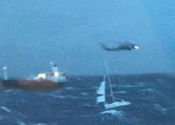 Ακυβέρνητο σκάφος: Καρέ-καρέ η διάσωση των 4 ιστιοπλόων (VIDEO)