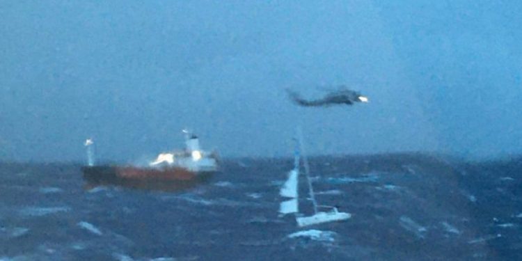 Alldaynews.gr Ακυβέρνητο σκάφος: Καρέ-καρέ η διάσωση των 4 ιστιοπλόων (VIDEO)