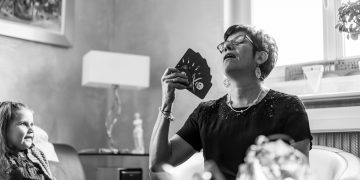 Alldaynews.gr Τον… έγδυσε γειτόνισσα «χαρτομάντισσα» και «καφεμάντισσα»