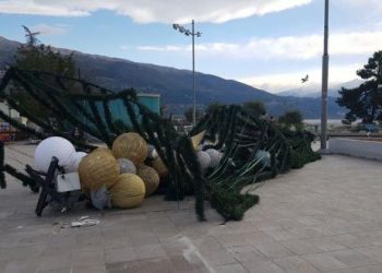 Γιάννενα: Οι ισχυροί άνεμοι «γκρέμισαν» το χριστουγεννιάτικο δέντρο (pics)