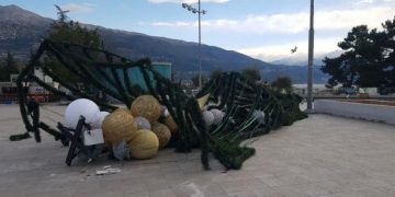Alldaynews.gr Γιάννενα: Οι ισχυροί άνεμοι «γκρέμισαν» το χριστουγεννιάτικο δέντρο (pics)
