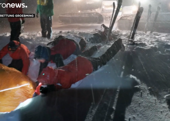 Ήταν θαμμένος στο χιόνι για πέντε ώρες και ανασύρθηκε ζωντανός (vid)