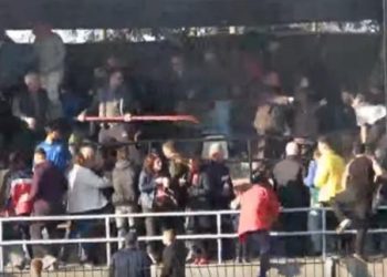 Επεισόδια σε ματς της Γ’ Εθνικής: Εκτοξεύονται καρέκλες, πέτρες και κοντάρια (Video)