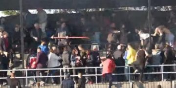 Επεισόδια σε ματς της Γ’ Εθνικής: Εκτοξεύονται καρέκλες, πέτρες και κοντάρια (Video)