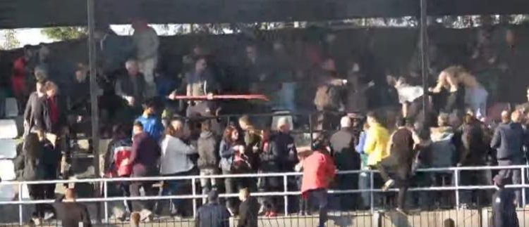 Επεισόδια σε ματς της Γ’ Εθνικής: Εκτοξεύονται καρέκλες, πέτρες και κοντάρια (Video)
