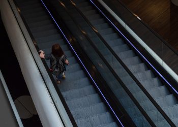 Αποζημίωση 13.700 ευρώ σε γυναίκα που είχε συλληφθεί επειδή δεν κρατιόταν σε κυλιόμενες σκάλες (pics)