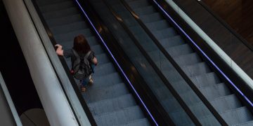 Alldaynews.gr Αποζημίωση 13.700 ευρώ σε γυναίκα που είχε συλληφθεί επειδή δεν κρατιόταν σε κυλιόμενες σκάλες (pics)