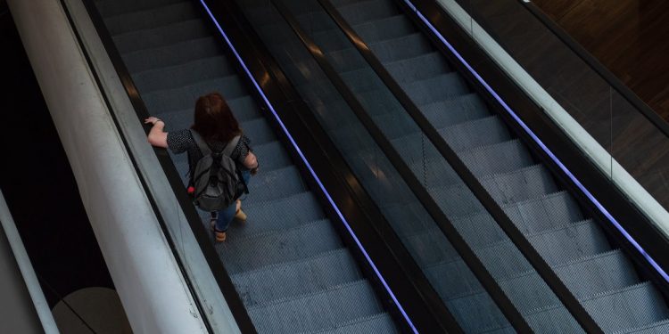 Alldaynews.gr Αποζημίωση 13.700 ευρώ σε γυναίκα που είχε συλληφθεί επειδή δεν κρατιόταν σε κυλιόμενες σκάλες (pics)