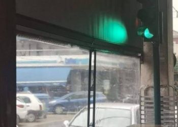 Απίστευτο κι όμως αληθινό: Φανάρι στην Πάτρα βρίσκεται μέσα σε… καφετέρια