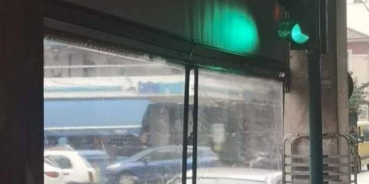 Alldaynews.gr Απίστευτο κι όμως αληθινό: Φανάρι στην Πάτρα βρίσκεται μέσα σε… καφετέρια