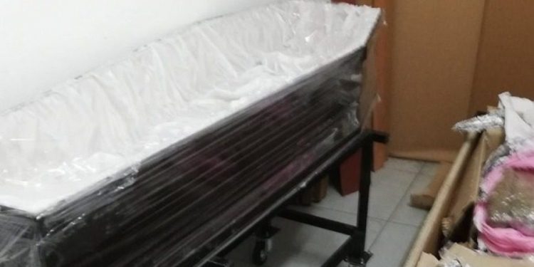 Πειραιάς: Ανοιξαν το φέρετρο στο γραφείο τελετών και έμειναν άφωνοι (pics)