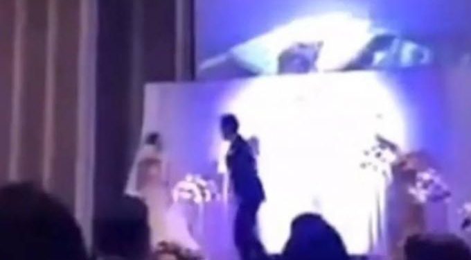 Γαμπρός έπαιξε στο γάμο του βίντεο με τη νύφη να τον απατά – Νόμιζες πως δεν θα το μάθαινα;