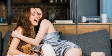 Alldaynews.gr Pornhub: Οι Έλληνες το έριξαν… έξω το 2019 με λεσβιακό πορνό (pics)