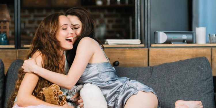 Alldaynews.gr Pornhub: Οι Έλληνες το έριξαν… έξω το 2019 με λεσβιακό πορνό (pics)