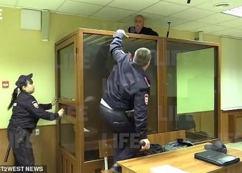 Ο δολοφόνος προσπάθησε να το σκάσει από το δικαστήριο κατά τη διάρκεια της δίκης – Απίστευτες σκηνές (Video)