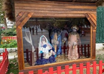 Λάρισα : Φάτνη με …τζαμαρία για να μην κλέψουν το Θείο Βρέφος