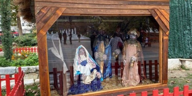 Alldaynews.gr Λάρισα : Φάτνη με …τζαμαρία για να μην κλέψουν το Θείο Βρέφος