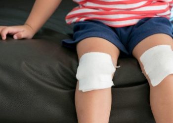 Πατριός βασανίζει σαδιστικά 8χρονο – Το έβαλε να γονατίσει επί ώρες επάνω σε σπόρους σταριού (Σκληρές εικόνες/Video)