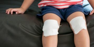 Alldaynews.gr Πατριός βασανίζει σαδιστικά 8χρονο – Το έβαλε να γονατίσει επί ώρες επάνω σε σπόρους σταριού (Σκληρές εικόνες/Video)