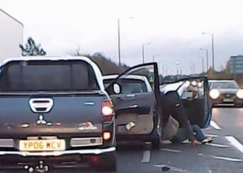 Σοκαριστικό βίντεο: Τσακώθηκαν στο δρόμο, σταμάτησε το αυτοκίνητο και τον «σάπισε» στο ξύλο