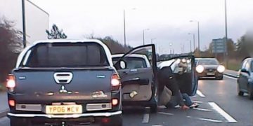 Alldaynews.gr Σοκαριστικό βίντεο: Τσακώθηκαν στο δρόμο, σταμάτησε το αυτοκίνητο και τον «σάπισε» στο ξύλο