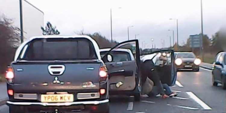 Alldaynews.gr Σοκαριστικό βίντεο: Τσακώθηκαν στο δρόμο, σταμάτησε το αυτοκίνητο και τον «σάπισε» στο ξύλο