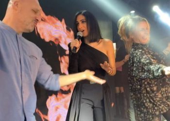 ‪Η έκπληξη του Νίκου Μουτσινά στην Λένα Ζευγαρά στο «Τοκyo Athens Theater»! (vid)‬