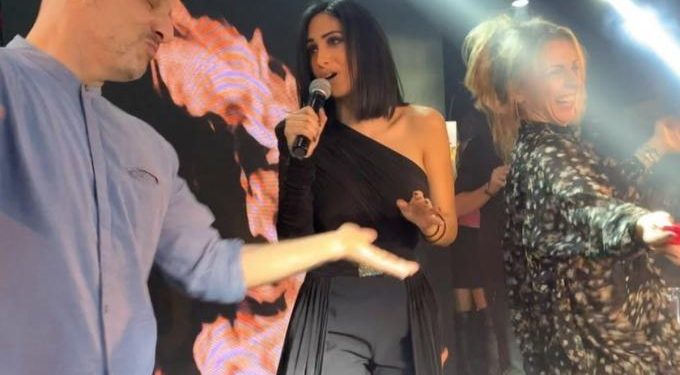 ‪Η έκπληξη του Νίκου Μουτσινά στην Λένα Ζευγαρά στο «Τοκyo Athens Theater»! (vid)‬