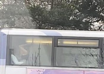 Ασυγκράτητο ζευγάρι παρέδωσε… μαθήματα σ3ξ μπροστά από σχολείο και μέσα σε λεωφορείο (pics, video)