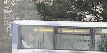 Ασυγκράτητο ζευγάρι παρέδωσε… μαθήματα σ3ξ μπροστά από σχολείο και μέσα σε λεωφορείο (pics, video)