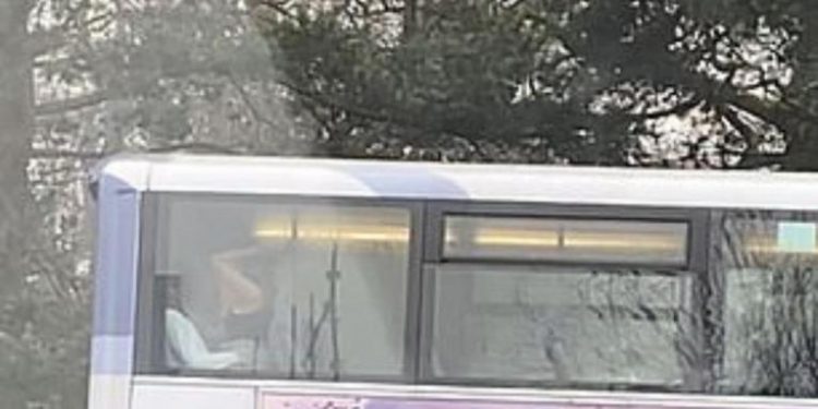 Ασυγκράτητο ζευγάρι παρέδωσε… μαθήματα σ3ξ μπροστά από σχολείο και μέσα σε λεωφορείο (pics, video)