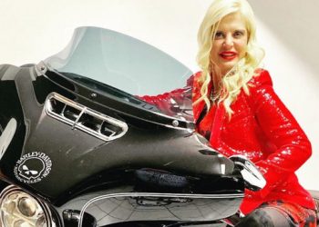 Η Μαρίνα Πατούλη ποζάρει πάνω σε μηχανή με κατακόκκινο σακάκι με παγιέτες (pics)