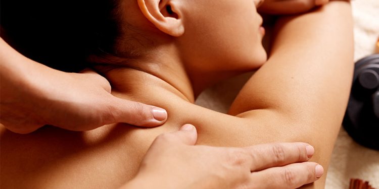 Alldaynews.gr Της μάθαινε την δουλειά και μετά της έκανε ένα μασάζ χαλάρωσης – Η 19χρονη έκανε μήνυση και …