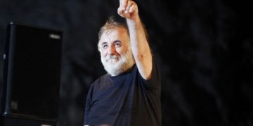 Alldaynews.gr Παράκληση της οικογένειας Μικρούτσικου: Όχι στεφάνια, λεφτά στα ασυνόδευτα της Μόριας