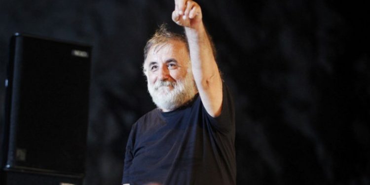 Alldaynews.gr Παράκληση της οικογένειας Μικρούτσικου: Όχι στεφάνια, λεφτά στα ασυνόδευτα της Μόριας