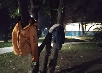 H εξήγηση για τα κρεμασμένα μπουφάν στα δέντρα της Έδεσσας (pics)