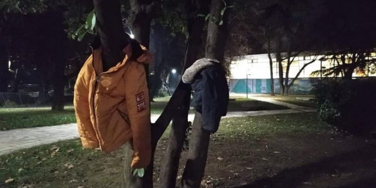 Alldaynews.gr H εξήγηση για τα κρεμασμένα μπουφάν στα δέντρα της Έδεσσας (pics)
